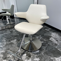 Chaise de salon de coiffure moderne en cuir synthétique avec rotation à 360 degrés et fonctionnalités réglables en hauteur, conçue pour les salons de coiffure