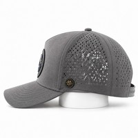 Casquette de baseball unisexe grise avec patch en caoutchouc, snapback, ventilation découpée au laser, visière incurvée, six panneaux, réglable, vente en gros