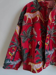Veste en velours à imprimé jungle rouge de qualité supérieure pour un usage quotidien ou des événements musicaux et des sorties de week-end disponibles au meilleur prix - Product Image 2