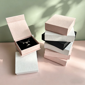 Caja Magnética con Tapa Abatible, Hecha a Mano, con Papel Texturizado, para Anillos, Colgantes y Collares, Ecológica, con Logotipo Personalizado del Fabricante - Product Image 1