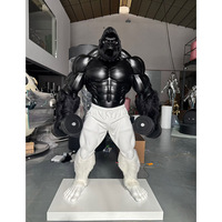 Sculpture de gorille musclé moderne soulevant des haltères, statue d'art animalier en fibre de verre pour la décoration de la maison, de la salle de sport ou du club