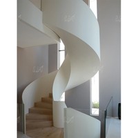 Escalier en colimaçon intérieur moderne avec poutre métallique, poutre en acier, design incurvé, marches en bois massif et marches en bois