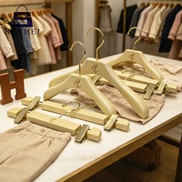Cintre en bois haut de gamme pour enfants avec barre porte-pantalon, idéal pour blazer et costume formel de boutique pour enfants