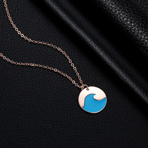 Collier pendentif vague bleue de dessin animé en alliage de zinc avec pierre en résine et sertissage clos en pierre synthétique, pour femme, à porter au quotidien - Product Image 3
