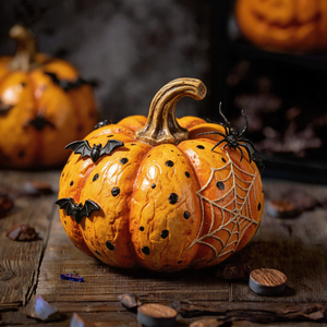 Scultura in Resina a Forma di Zucca con Iniziale 'M', Dipinta a Mano, Decorazione Autunnale Incantevole, Pezzo Unico per Tavolo, Decorazione Unica per Halloween e Ringraziamento - Product Image 3