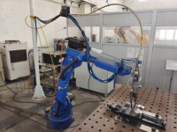 Bras robotisé Yaskawa à 6 axes en acier inoxydable, machine de soudage au laser à fibre automatique