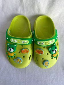 Pantuflas Verdes de PVC con Diseño Transpirable para Uso Casual de Verano - Product Image 4