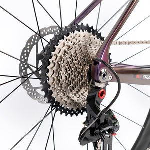 Vélo de <span class=keywords><strong>route</strong></span> hybride de course en fibre de <span class=keywords><strong>carbone</strong></span> 700C 24 vitesses pédale ordinaire freins à disque hydrauliques <span class=keywords><strong>guidon</strong></span> <span class=keywords><strong>plat</strong></span> réglable 24 vitesses - Product Image 4