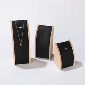 Support de présentation de bijoux en cuir noir EQ EQ863 avec plateau organisateur pour le rangement des colliers, des pendentifs et des chaînes - Product Image 6