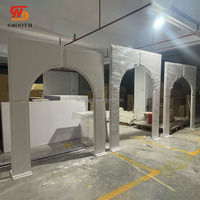Standing backdrop pernikahan tema putih halus dari akrilik, penyangga lengkung pernikahan, properti stand lengkung
