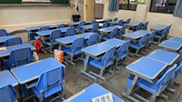 Ensemble bureau et chaise réglables modernes pour la pause déjeuner à la maison ou à l'école, idéal pour l'apprentissage en classe, le sommeil et l'étude des étudiants