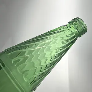 En Stock 750 Ml personalizado licor redondo botellas de vidrio transparente 750 ml con tapón de corcho