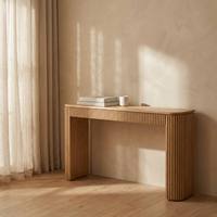 Console moderne Wabi-Sabi en chêne rainuré vertical, buffet incurvé en bois massif importé pour salon