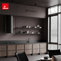 Meubles de cuisine contemporains de style ouvert, en placage de bois cannelé foncé, panneaux mats noirs avec quincaillerie dorée
