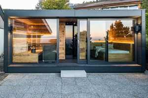 غرفة ساونا خارجية تقليدية فاخرة من الخشب الصلب مع حوض استحمام سبا مدمج - Product Image 5