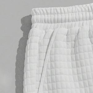 Shorts de course décontractés pour hommes, personnalisables avec logo, en jersey blanc mi-longueur, écologiques, en polyester, coupe oversize, avec bordure contrastante et cordon de serrage, style baggy - Product Image 4