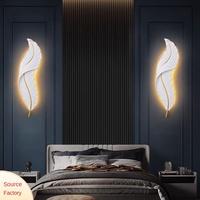 Lampu Dinding LED Modern Sederhana Model Bulu untuk Ruang Tamu, Kamar Tidur Mewah, Kreatif, Lampu Samping Tempat Tidur, Pintu Masuk, dan Pencahayaan Dinding Latar Belakang TV