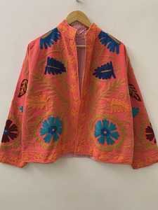 เสื้อแจ็คเก็ตผ้าฝ้ายซูซานีอินเดีย ปักมือ งานฝีมือ เสื้อคลุมฤดูร้อน สไตล์โบโฮ เอธนิค เสื้อคลุมตัวนอก ผู้ผลิตและผู้ส่งออก OEM จากอินเดีย - Product Image 1