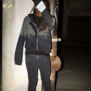 เสื้อฮู้ดผู้ชายผ้าฝ้ายเทอร์รี่ล้างกรด500GSM กันแดดกำหนดเองได้100% ปักลายคร็อป - Product Image 5