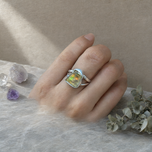 Anillo de Ópalo Etíope en Bruto con Piedra Única - Una Fascinante Fusión de Naturaleza y Artesanía - Product Image 3