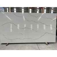 Pierre de quartz artificielle Calacatta blanche de Guangzhou, dalle de quartz chinoise, plan de travail en quartz préfabriqué