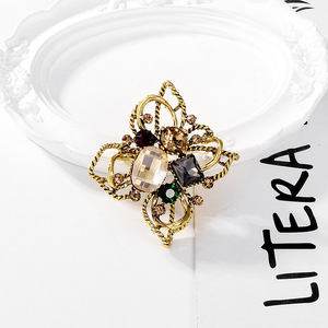 Broche Rétro Multicolore en Strass Facettés et Cristal, Torsadée Dorée Antique, Motif Corde Ajourée et Intricaté - Product Image 6