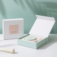 Boîte cosmétique de luxe personnalisée rose en carton recyclable avec fentes, gaufrage et doublure en éponge pour crème visage, vernis à ongles et produits essentiels
