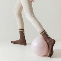 Wuyang Usine WY-060 En Gros Sur Mesure Cinq Doigts Chaussettes D'orteil Modèles Féminins Anti-dérapant Grip Gym Chaussettes Avec Fond En Silicone