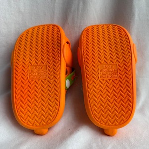 Ciabatte animate da cartone animato per bambini maschi 4-6 anni, suola antiscivolo in EVA, scarpe estive arancioni con design a occhi. - Product Image 5