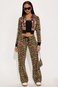 C1361 Großhandel Damenmode Leopardenmuster Kapuzen-Freizeitanzug mit Schlaghose 2-teiliges Set - Product Image 4