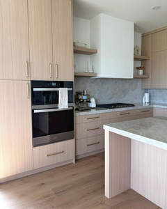 Produzione di mobili da <span class=keywords><strong>cucina</strong></span> personalizzati con design moderno, finitura in melaminico effetto legno e copertura del <span class=keywords><strong>cappa</strong></span> in legno massello. - Product Image 4