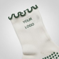 Chaussettes Pilates avec logo personnalisé avec poignées antidérapantes, chaussettes de yoga blanches avec bord festonné vert, vente en gros OEM/ODM