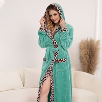 Peignoir thermique d'hiver en flanelle de polyester à imprimé léopard, chaud, à manches longues et à capuche, pour femme, décontracté, ODM, pour le Moyen-Orient et l'exportation transfrontalière