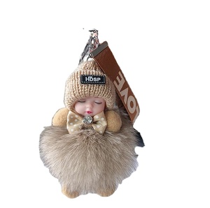 Porte-clés en peluche doux et mignon en forme de bébé endormi avec pompon en fourrure de lapin, design durable et écologique, idéal comme cadeau pour clés de voiture - Product Image 3