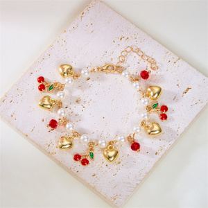 Braccialetto con ciondoli a forma di fragola e ciliegia rosse, dolce e carino, per donna, fatto a mano, con perle finte, braccialetto a tema frutta, gioielli Y2K, regali per feste - Product Image 5