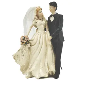 Hot Sale Resin Newlywed Couple Figurines Romantic Crafts Polyresin Bride and Groom Ornament for Wedding Decor
