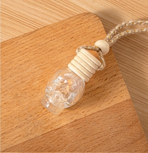 Botella de cristal de Perfume plana de 8ml al por mayor, difusor de Perfume de coche en forma de cabeza de calavera con cuerda colgante, botella de aromaterapia de cristal - Product Image 3