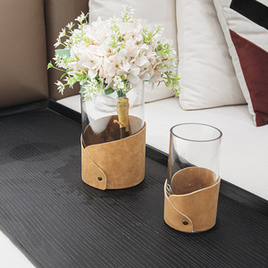 Vases cylindriques en verre transparent pour la décoration intérieure, style chambre à coucher, avec enveloppe en cuir pour chaussures - Product Image 1