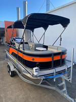 Bateau ponton de luxe de 19 pieds en aluminium soudé avec console centrale, idéal pour le sport, la patrouille, les loisirs, les croisières et le tourisme.