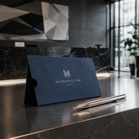 Folder Kartu Kunci Kamar Biru Bauhaus Cetak Khusus Dengan Tanda Heksagon Garis dan Detail Wifi untuk Paket Perlengkapan Hotel