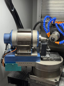 מכונת השחזה CNC בעלת 5 צירים בדיוק גבוה עם ציר סיבובי במהירות 12000 סל\\\"ד, הספק 4.5/7.5 קילוואט, מקדחי מיקרו רוטריים לציפורניים, ברזל ופלדה - Product Image 5