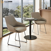 Chaise moderne pour une personne en cuir minimaliste de luxe léger avec pied en bois pour salle à manger ou chambre à coucher loisirs nordiques