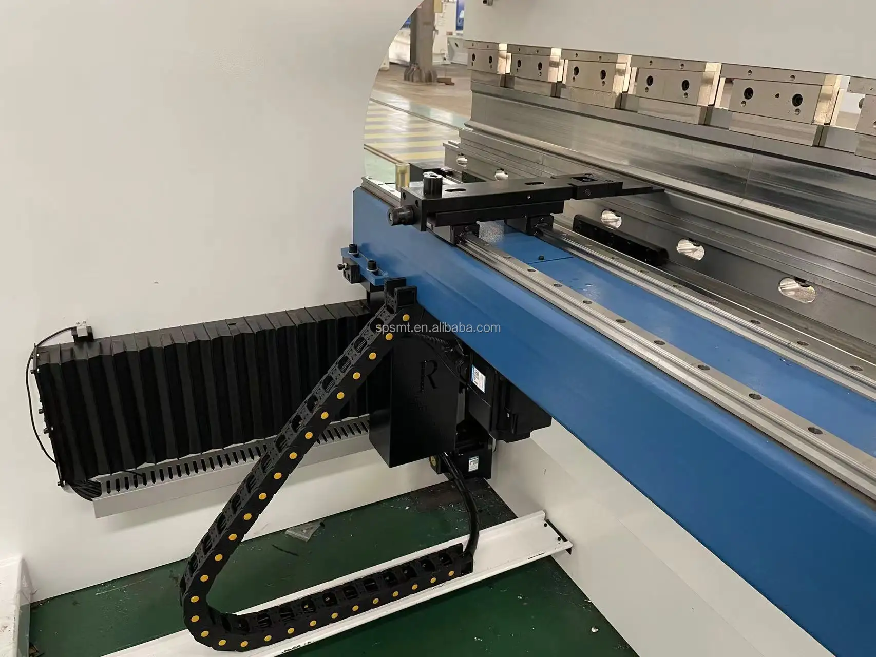 एसपीएस 4 एक्सिस क्राउनिंग वर्किंग टेबल हाइड्रोलिक प्लेट बेंडर प्रेस ब्रेक मशीन