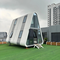 La Maison Mobile Modulaire Préfabriquée en Acier Est une Villa Capsule Triangulaire à Deux Étages Utilisée pour les Chambres et Bureaux d'Hôtel