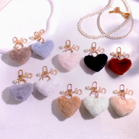 Porte-clés en peluche en forme de cœur amusant, porte-clés mignon en fausse fourrure pompon pour sacs à main, sacs à dos, clés de voiture, cadeau pour femmes