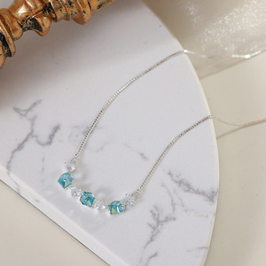 Chaîne de clavicule pour femme en cuivre, avec zircone cubique scintillante et <span class=keywords><strong>cristal</strong></span> carré, au toucher frais, bleu exquis, design de niche de luxe léger - Product Image 2