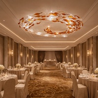 Lustre de plafond rond en verre soufflé sur mesure, luminaire suspendu LED en forme de feuille pour l'éclairage des projets d'hôtels, de halls, de mosquées et de palais