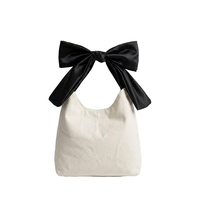 Sac à main en toile tendance style coquette avec ruban noir, sac demi-lune délicat pour le style urbain estival