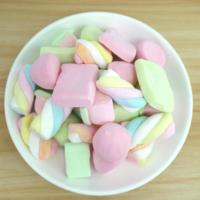 Vente en gros de mini guimauves colorées torsadées en forme de cœur, aromatisées aux fruits, pour la décoration de pâtisserie, bonbons mous en vrac, guimauves OEM