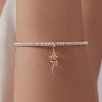Pendentif en alliage plaqué or rose avec fleur, tige et feuilles argentées, romantique, pour cadeau unisexe